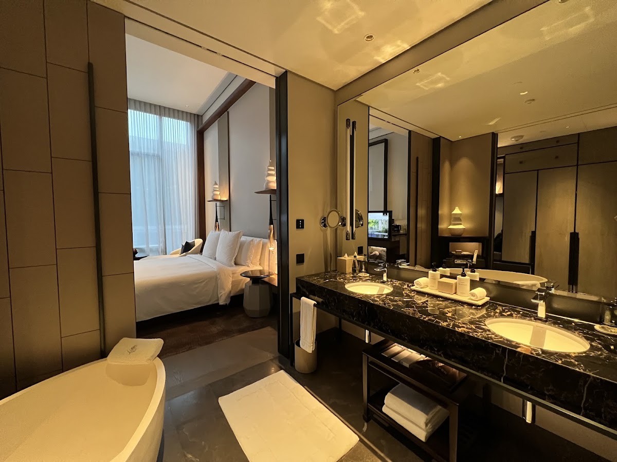 How Luxury Hotel Perks Actually Work (And Why They're Free)